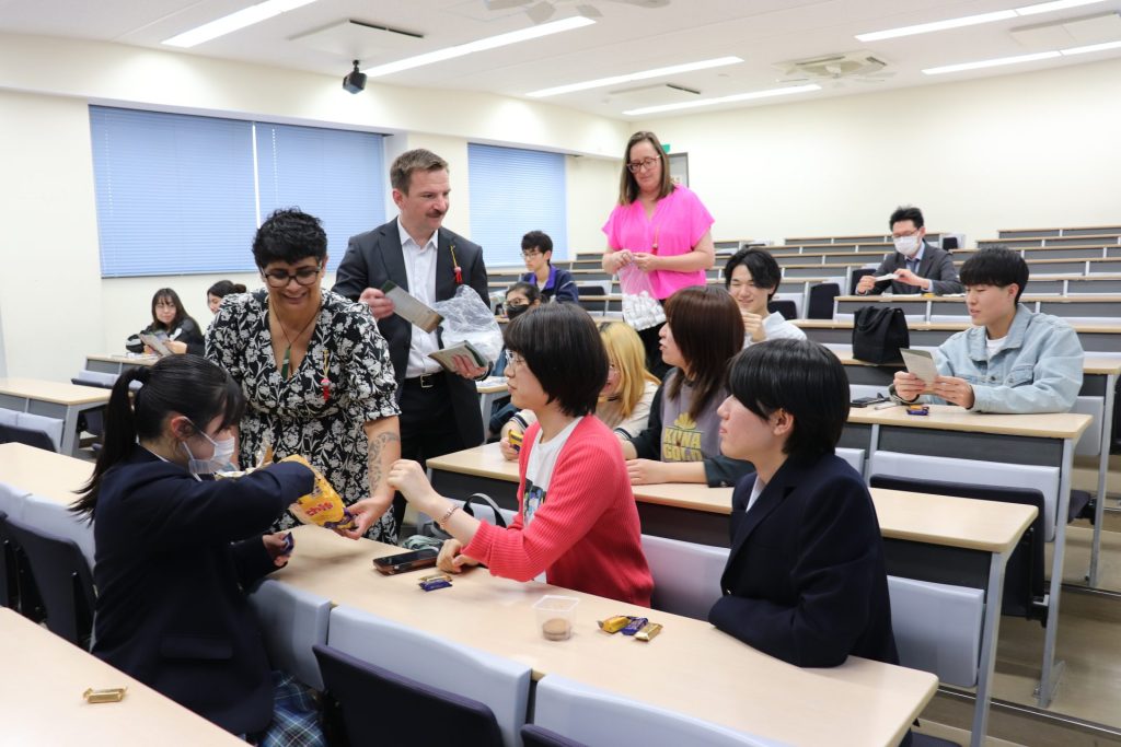 学生向け説明会にてお土産を受取る学生