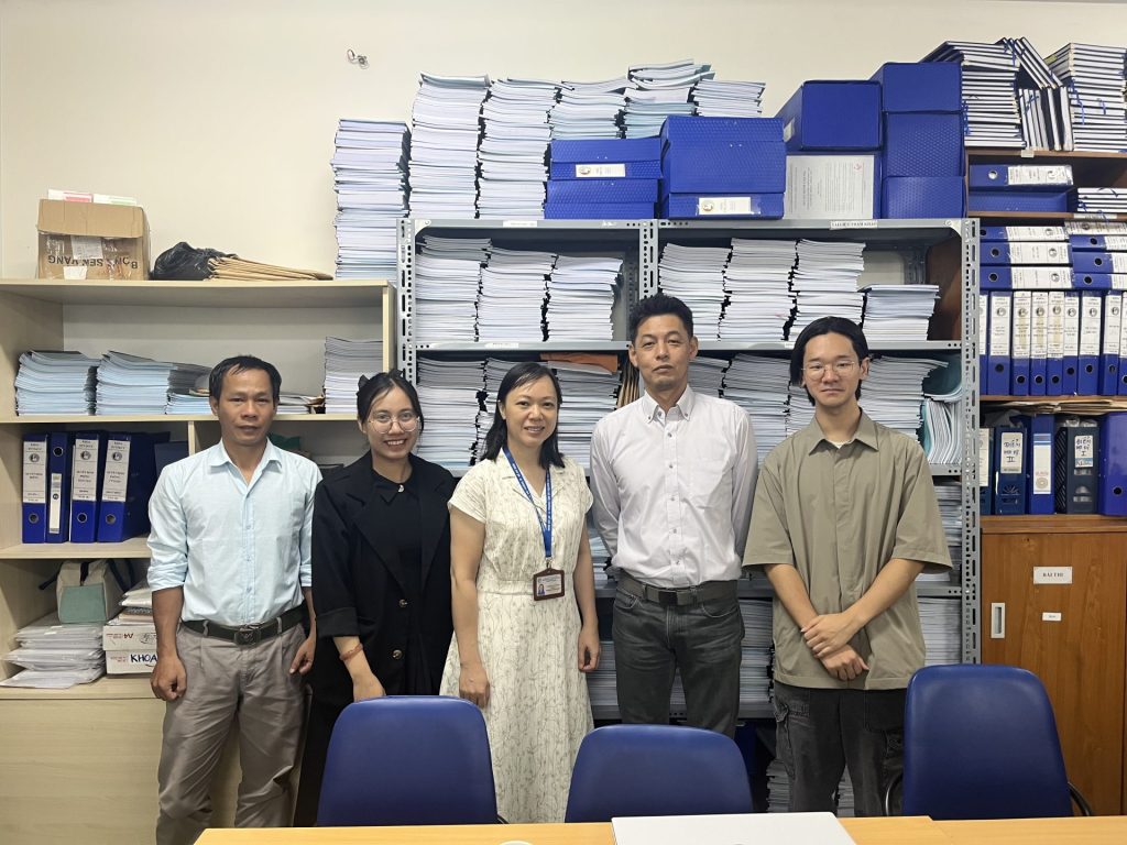 天然資源環境ホーチミン市大学にて（右より本校学生、大西室長、先方の受入教員）